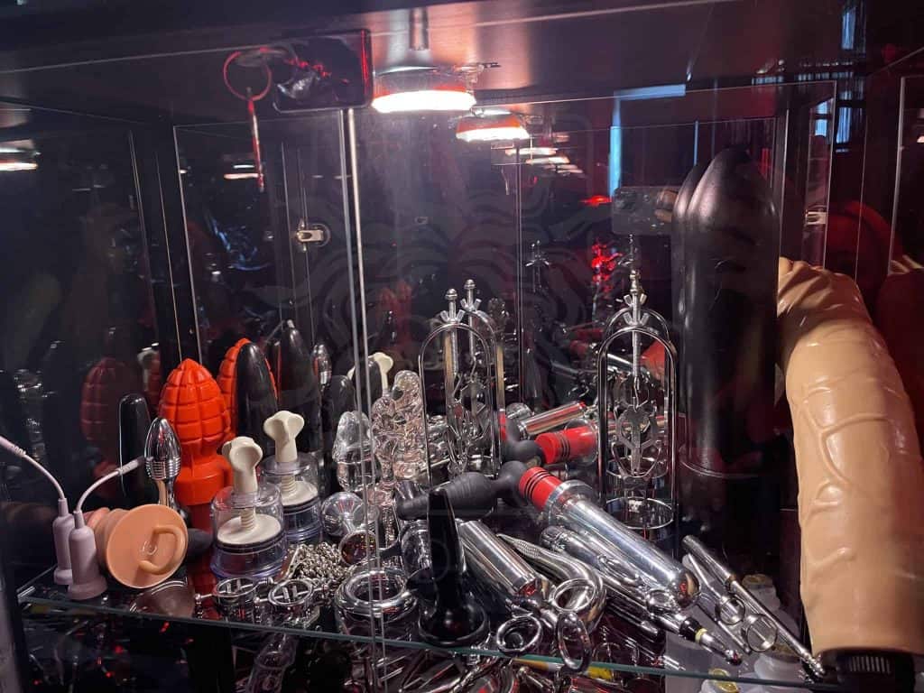 SM-Toys und Metallzubehör in der Vitrine