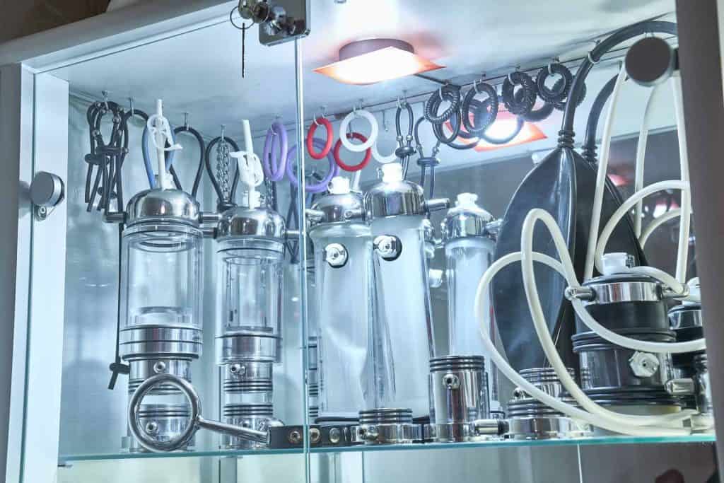 Vitrine mit Metallspielzeug und BDSM-Zubehör